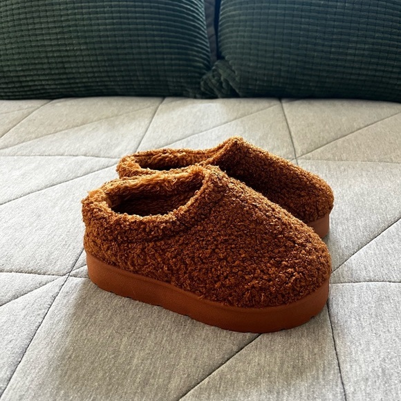 LOVE83 Other - Tan Fuzzy Teddy Slippers